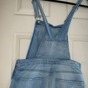 Really adorable overalls, super stylish and fits really comfortable!